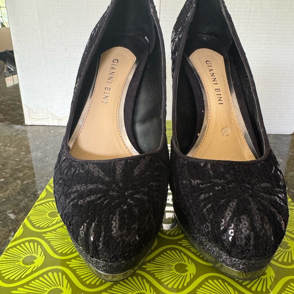 Gianni Bini Black Glitter Heels. 5 in and 1 in platform in front